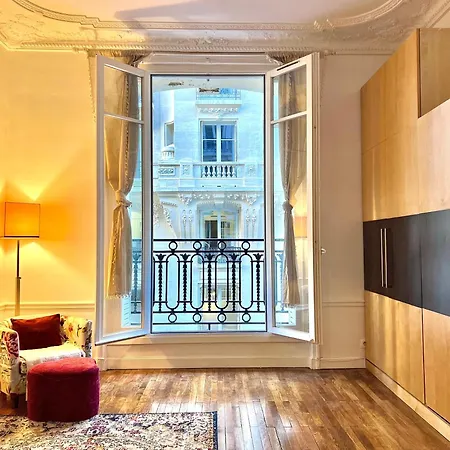 Arc De Triomphe 5 Minutes Away By Walk